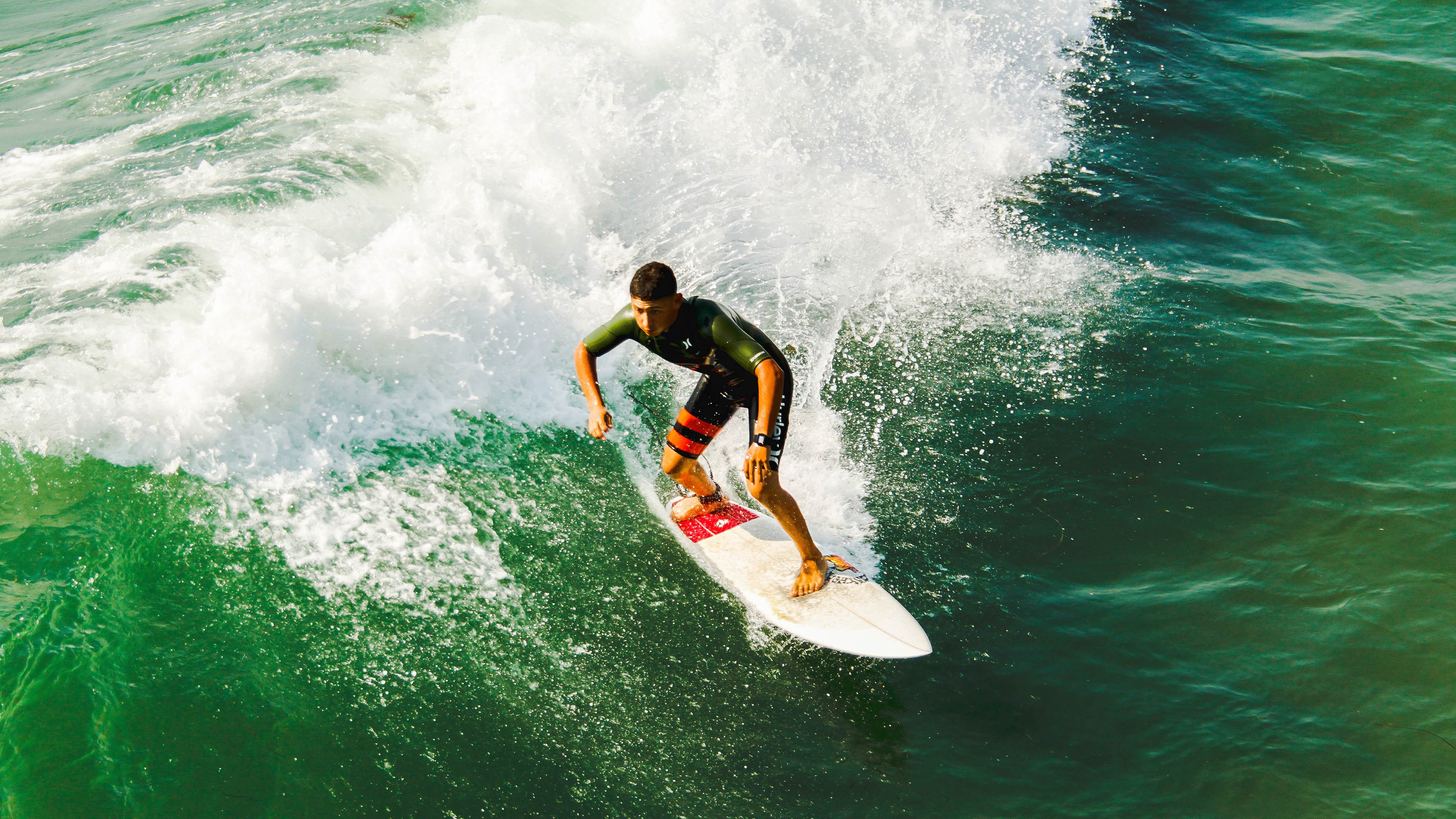 “跑酷赛道：东安湖体育公园极速冲刺，运动员决战极限”