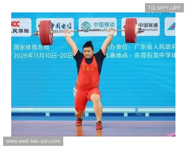 举重选手举完重量后竟向观众比心，引发尖叫